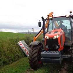 UN NOUVEAU TRACTEUR ET UNE FAUCHEUSE DEBROUSSAILLEUSE